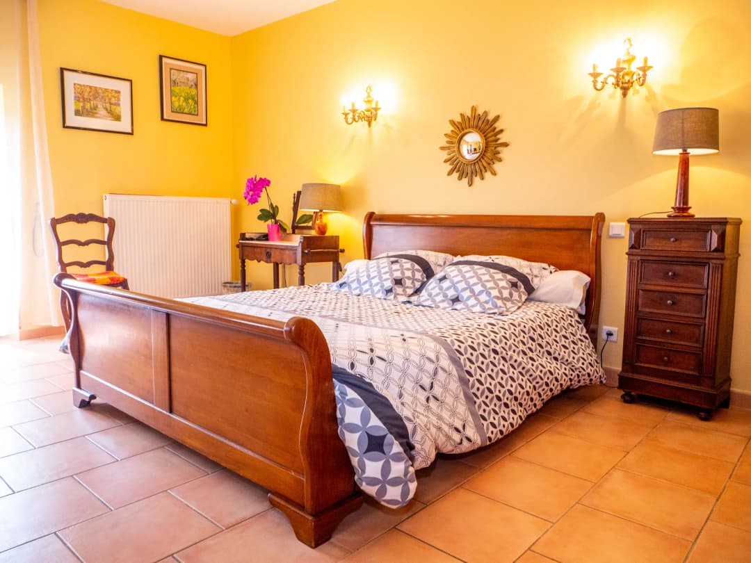 Chambre avec lit double et vue