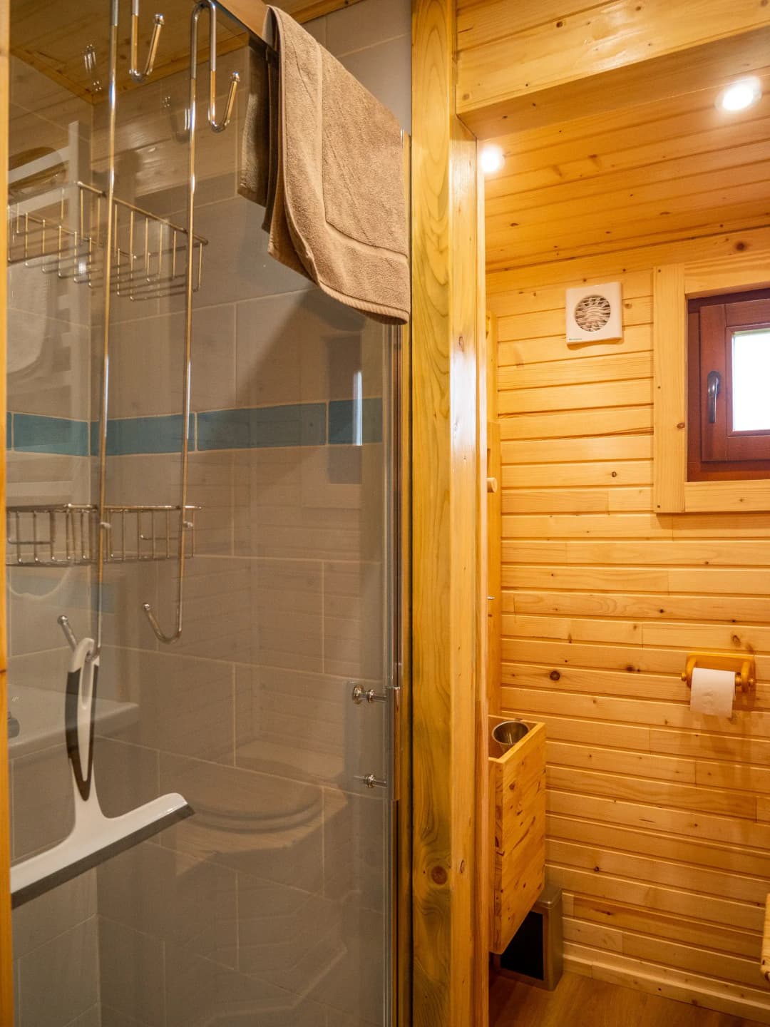 Salle de bain avec douche et toilettes sèches