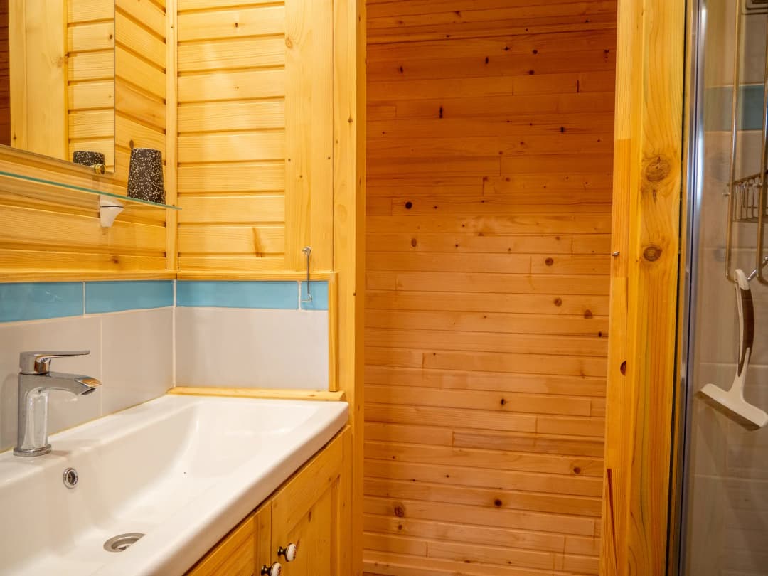 Lavabo avec miroir et étagère