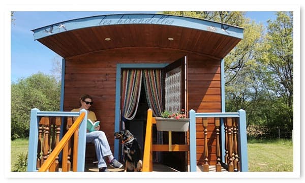 Hébergement insolite en roulotte en bois avec table de jardin