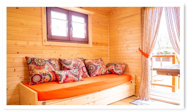 Hébergement insolite en roulotte en bois avec balcon