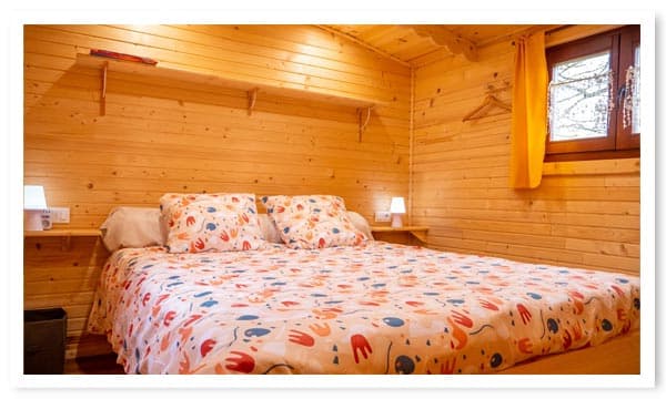 Hébergement insolite en roulotte en bois pour 4 personnes Lit 160x200